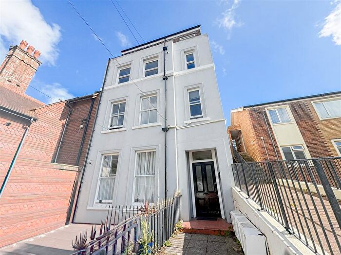 2 Bedroom Flat To Rent In West Hill Road, St. Leonards, TN38