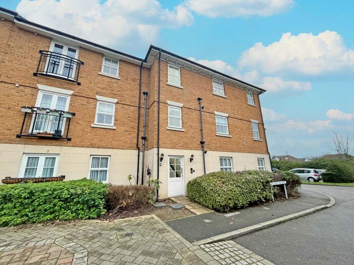 2 Bedroom Flat To Rent In College Square, Westgate, CT8