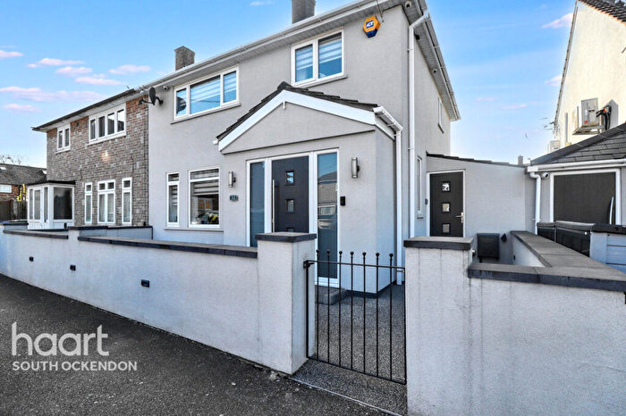 3 Bedroom Semi-Detached House For Sale In Swale Close, Aveley, RM15