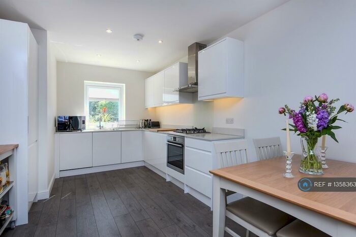 2 Bedroom Flat To Rent In Sandhurst House, South Croydon, CR2