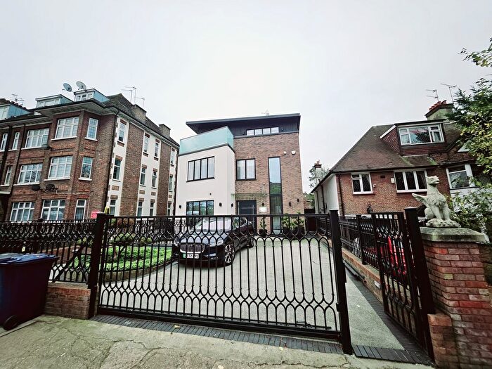 3 Bedroom Flat To Rent In Wykeham Road, London, NW4