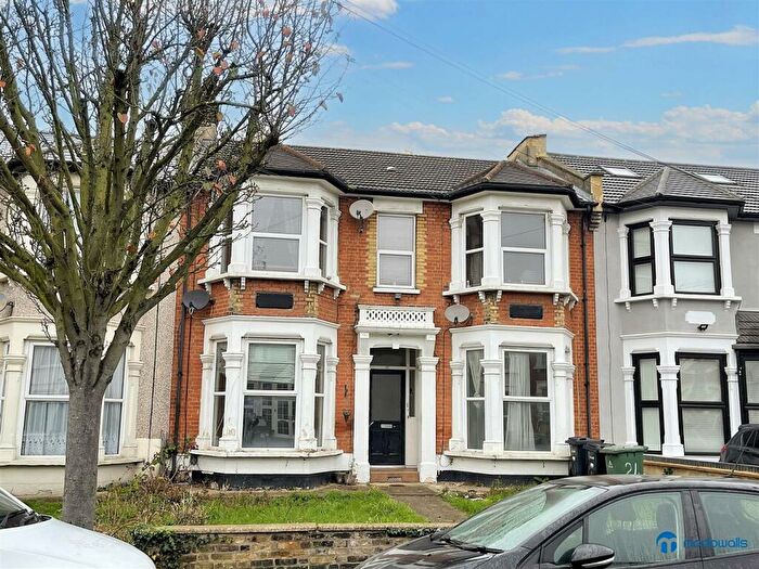 House To Rent In Mayfair Avenue, Ilford, IG1