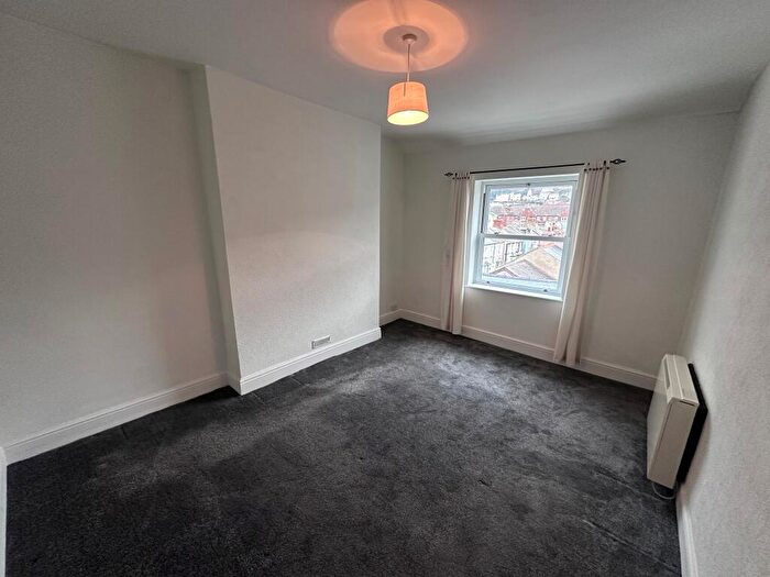 2 Bedroom Apartment To Rent In Top Floor Flat, Lloyd Street, Llandudno, LL30