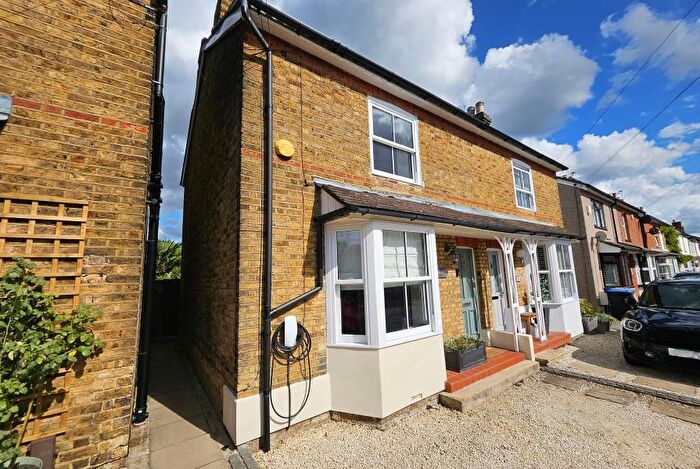 3 Bedroom Semi-Detached House To Rent In Addlestone, Surrey, KT15