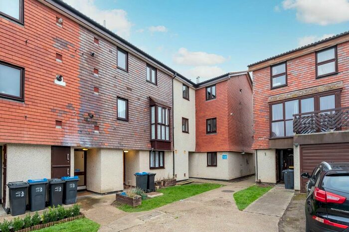 1 Bedroom Flat To Rent In Coniston Close, Raynes Park, London, SW20