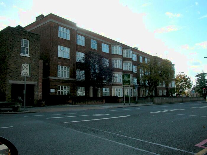 3 Bedroom Apartment To Rent In Quadrant Close, The Burroughs, Hendon, NW4