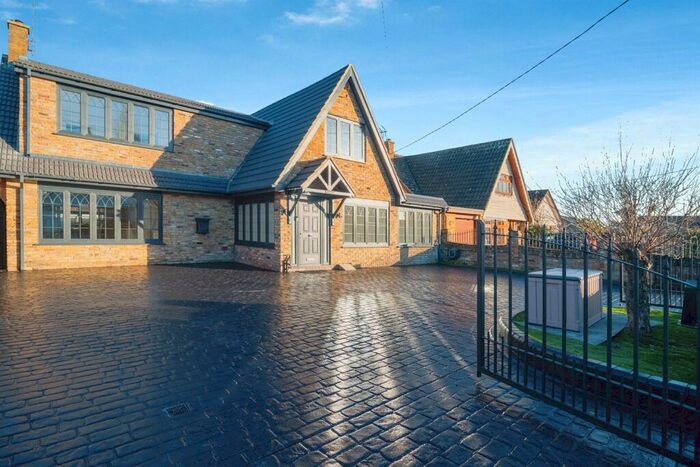 5 Bedroom Detached House For Sale In Stanley Road, Bulphan, RM14