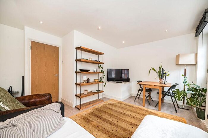 2 Bedroom Maisonette For Sale In Bramshaw Road, Homerton, E9 - Photo 3