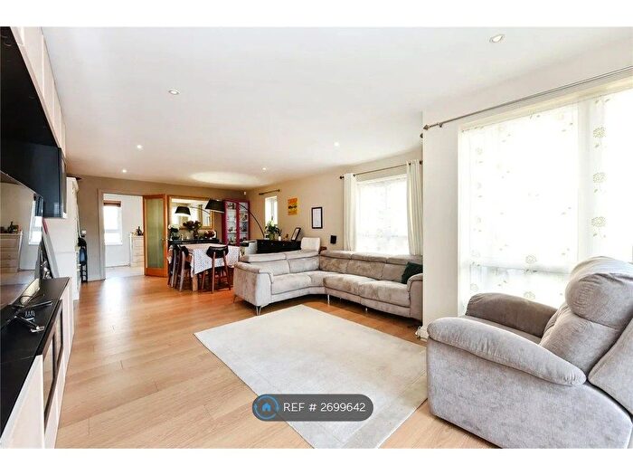 3 Bedroom Flat To Rent In Jupiter House, London, E14
