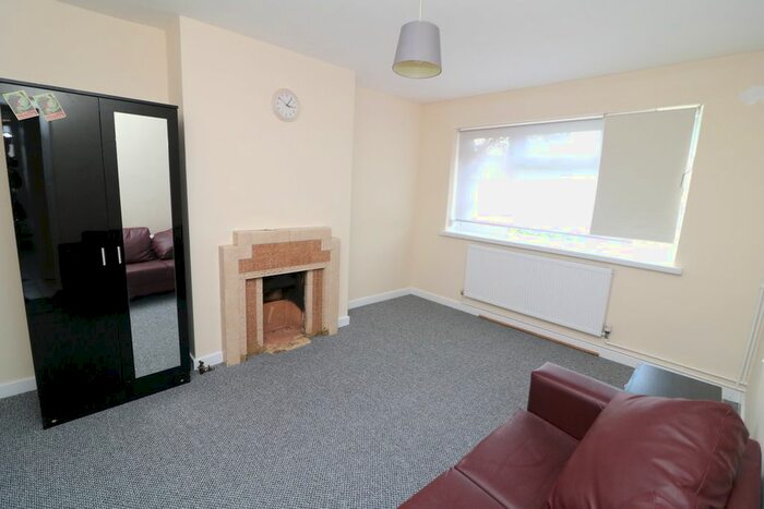3 Bedroom Maisonette To Rent In London Road, Morden, SM4