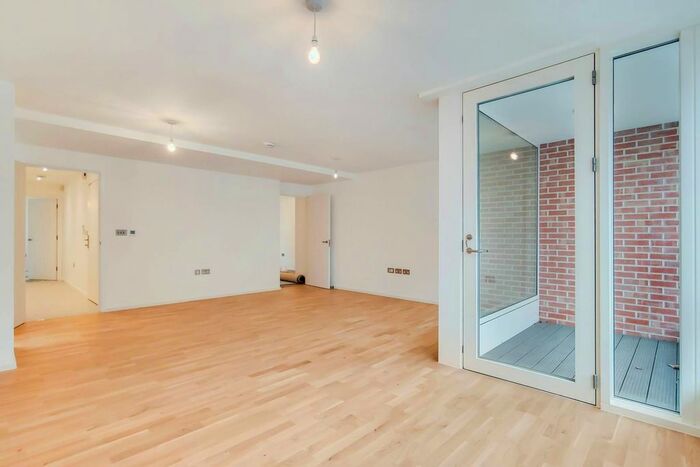 2 Bedroom Flat To Rent In Upper Richmond Road, East Putney, London, SW15