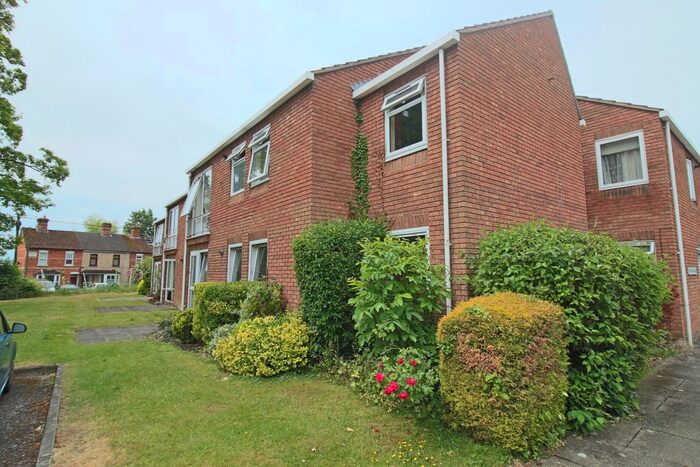 2 Bedroom Flat To Rent In The Beeches, Andover, Hampshire, SP10