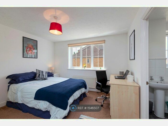 5 Bedroom End Of Terrace House To Rent In Nightingale Shott, Egham, TW20