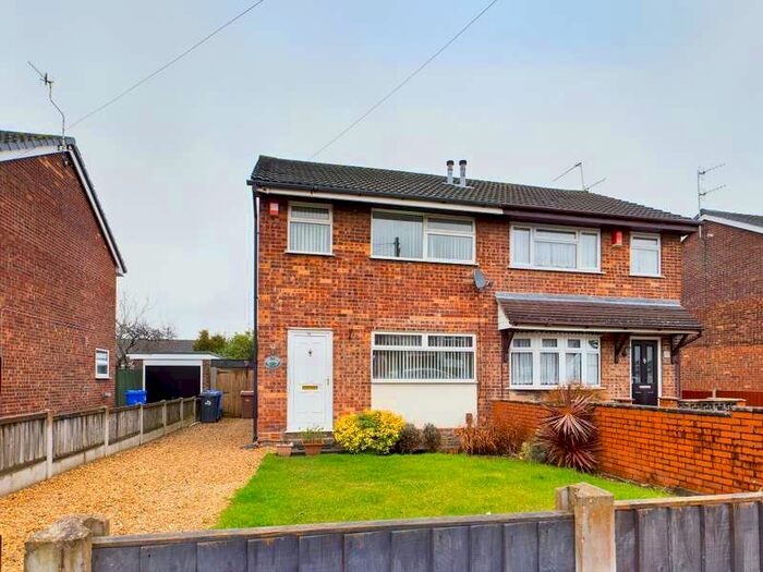 3 Bedroom Semi-Detached House To Rent In Hoveringham Drive, Bucknall, Stoke-on-trent, ST2