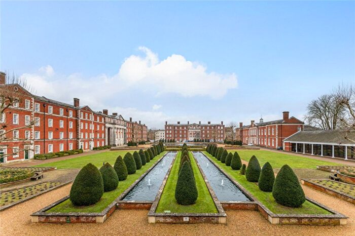 2 Bedroom Flat For Sale In Peninsula Square, Winchester, Hampshire, SO23