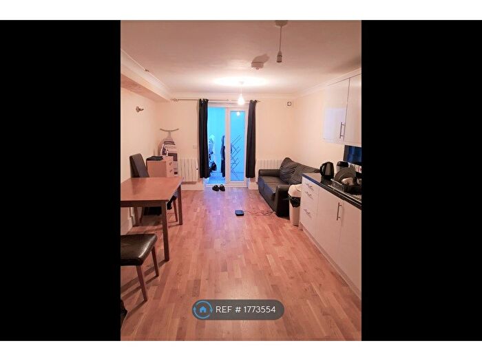 2 Bedroom Flat To Rent In Battersea Park Road, Battersea, SW11