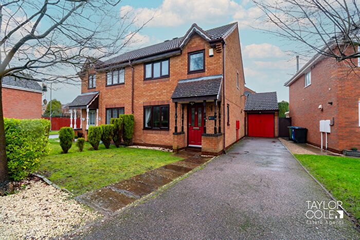 3 Bedroom Semi-Detached House For Sale In Harwood Drive, Dosthill, Tamworth, B77