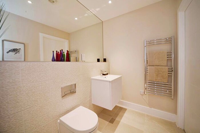 1 Bedroom Apartment For Sale In Stanborough Gardens, Hoddesdon, EN11
