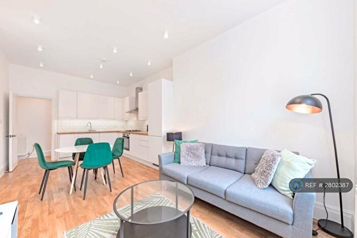 3 Bedroom Flat To Rent In East India Dock Road, London, E14