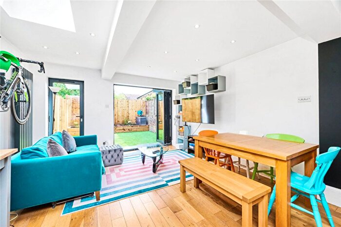 3 Bedroom Flat To Rent In Langroyd Road, London, SW17