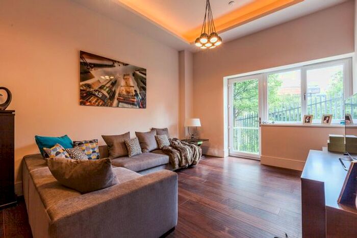 2 Bedroom Flat To Rent In Manhattan House, Hanger Hill, London, W5