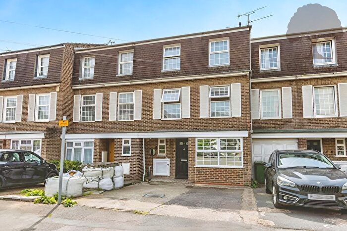 5 Bedroom Terraced House For Sale In Arborfield Close, Slough, SL1