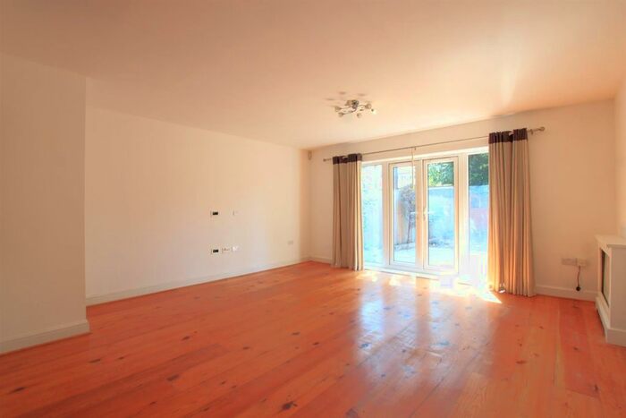 4 Bedroom Town House To Rent In Academy Place, Isleworth, TW7