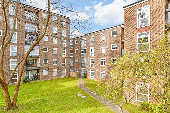 1 Bedroom Flat For Sale In Westmoreland Drive, Sutton, Surrey, SM2