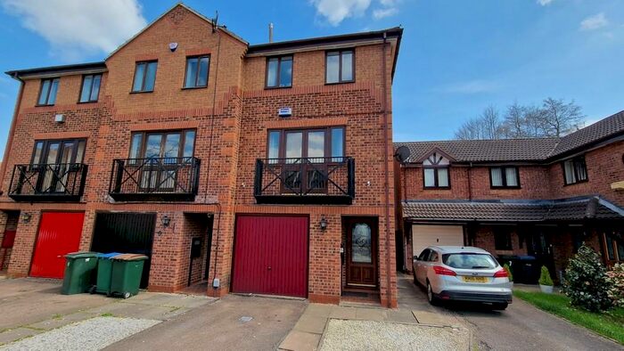 3 Bedroom Town House To Rent In Cricket Close, Chapelfields, Coventry, CV5