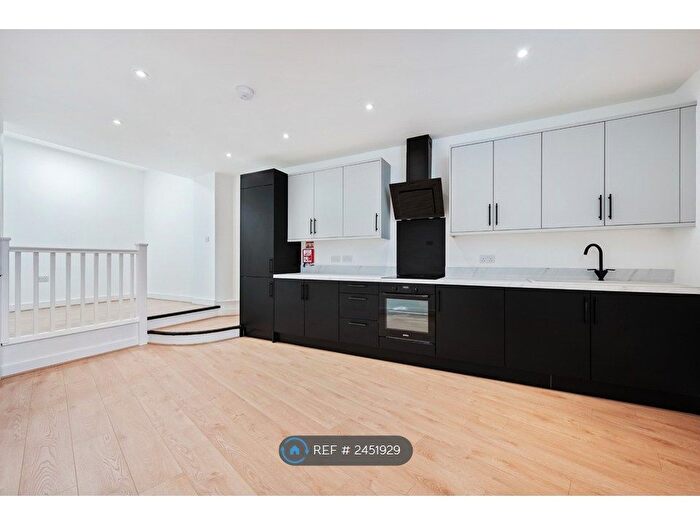 2 Bedroom Flat To Rent In French Street, Stalybridge, SK15