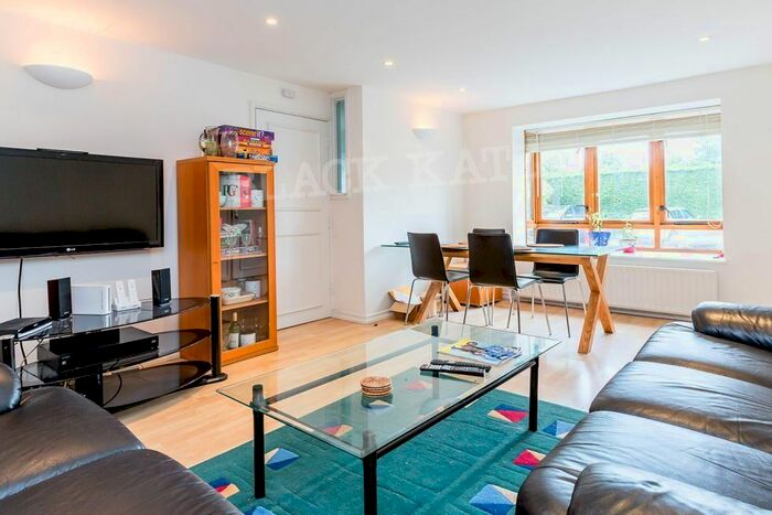 3 Bedroom Maisonette To Rent In Abbots Gardens, London N2