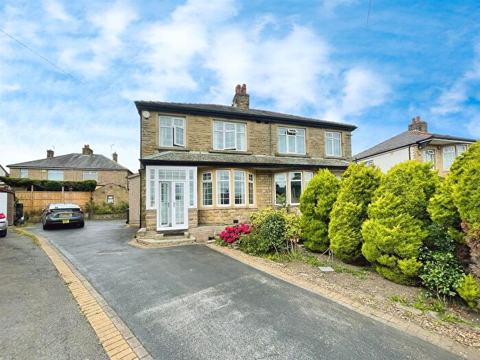 3 Bedroom Semi-Detached House For Sale In Kenmore Crescent Bradford, BD6
