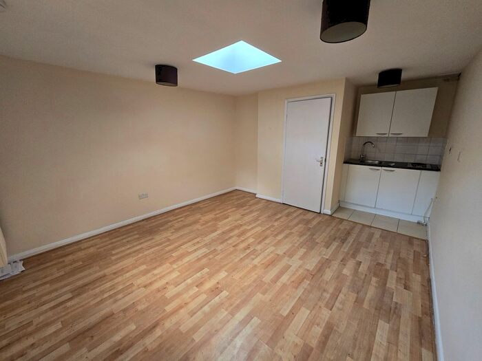 Studio To Rent In Hither Green Lane, London, SE13