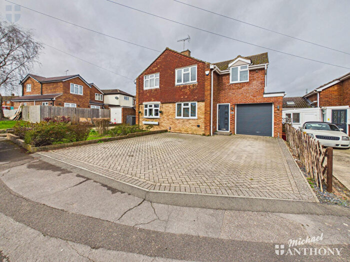 3 Bedroom Semi Detached House For Sale In Staveley Close, Aylesbury, HP21