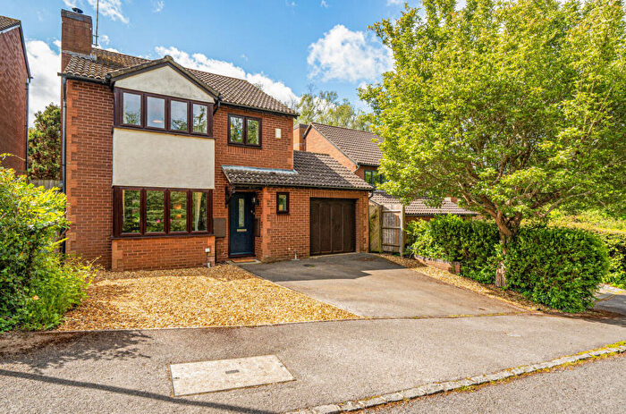 4 Bedroom Detached House For Sale In Finch Way, Burghfield Common, Reading, Berkshire, RG7