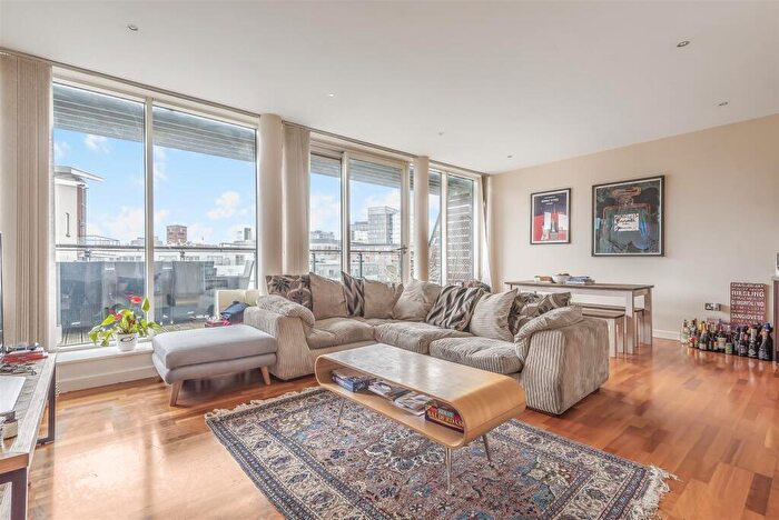 2 Bedroom Apartment To Rent In The Glasshouse, Canal Square, Birmingham, B16