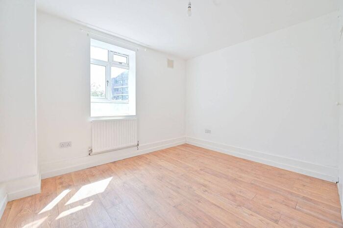 2 Bedroom Flat To Rent In Barlow Street, Elephant And Castle, London, SE17