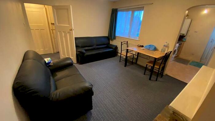 2 Bedroom Flat To Rent In Staines Road, Hounslow, TW4