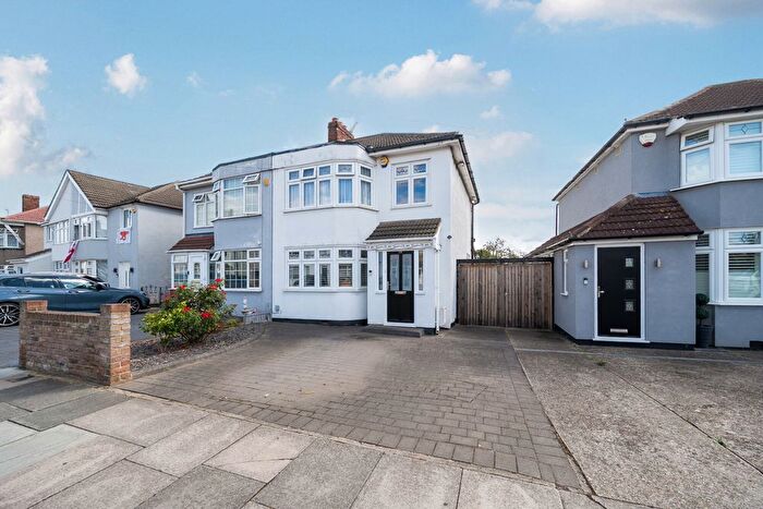 3 Bedroom Semi Detached House For Sale In Wendover Way, Welling, DA16