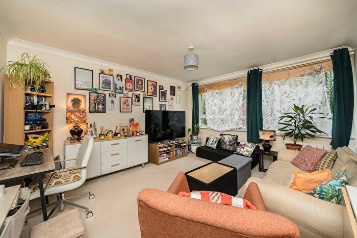 2 Bedroom Flat To Rent In Waynflete Street, Earlsfield, SW18
