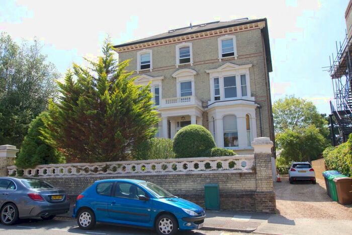 2 Bedroom Flat To Rent In Avenue Elmers, Surbiton, London, KT6
