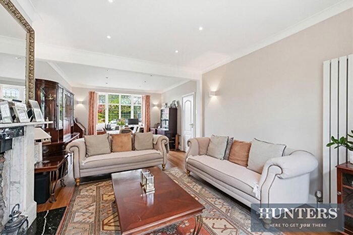 3 Bedroom Semi Detached House For Sale In Harvard Road, Isleworth, TW7