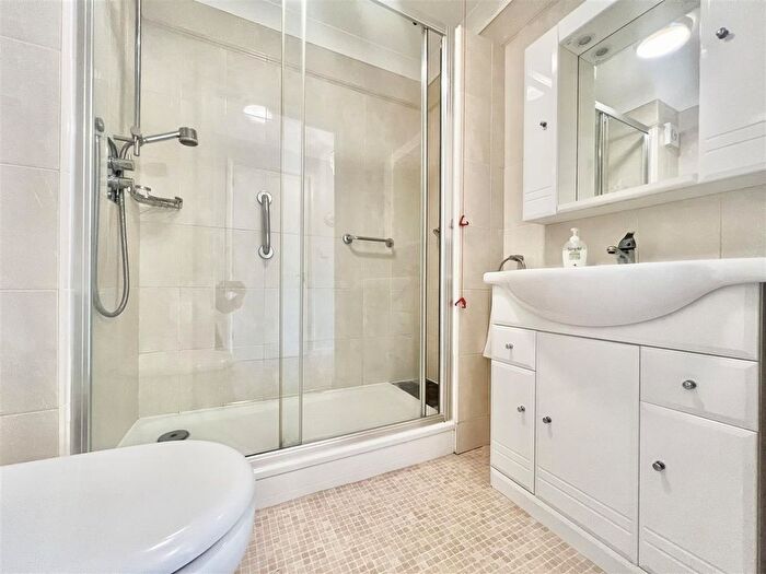 1 Bedroom Flat For Sale In Malborough Court, Cranley Gardens, Wallington, SM6