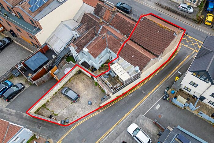 2 Bedroom Flat For Sale In Two Mile Hill Road, Kingswood, Bristol, BS15