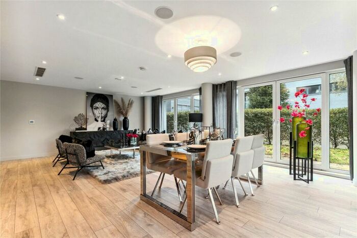 3 Bedroom Apartment To Rent In Halcyon Close, London, SW13