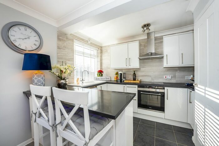 1 Bedroom Flat To Rent In St. Marks Hill, Surbiton, KT6