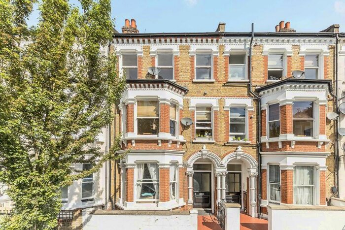 3 Bedroom Flat To Rent In Tremadoc Road, London, SW4