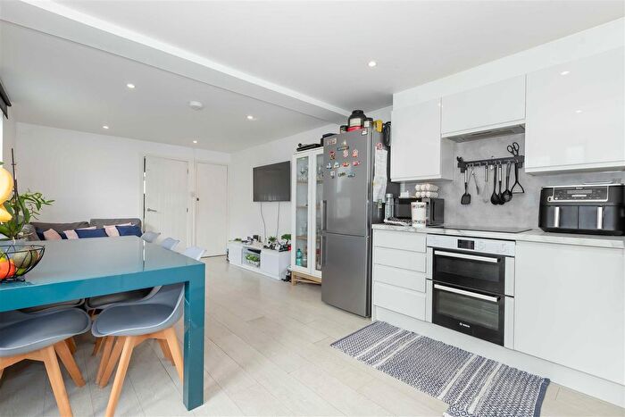 2 Bedroom Flat For Sale In Eastcourt Road, Broadwater, Worthing, BN14