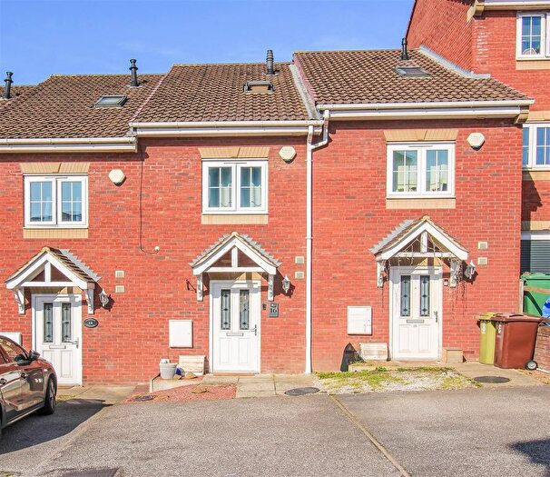3 Bedroom Town House For Sale In Kingsway Gardens, Ossett, WF5