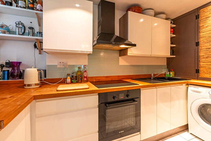 2 Bedroom Flat For Sale In Oakeshott Avenue, London, N6